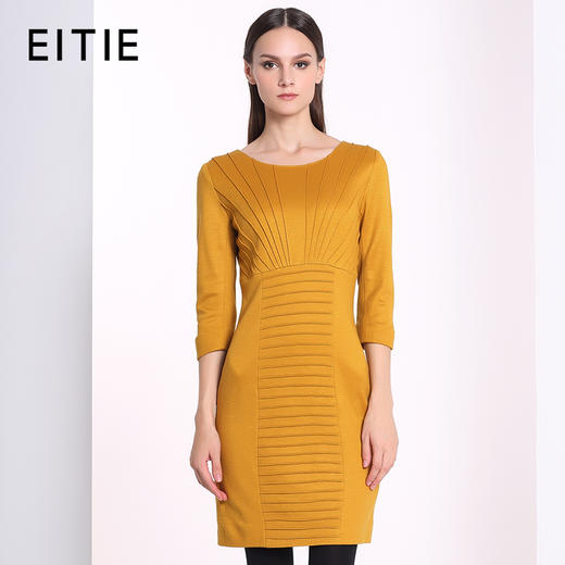 EITIE爱特爱秋冬季简约纯色通勤圆领褶皱收腰中长款连衣裙显瘦女5207946 商品图0