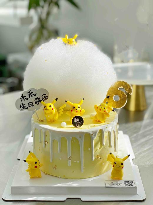 萌萌的皮卡丘主题蛋糕，数字1为固定装饰不可换，其他数字为巧克力制作，棉花为装饰灯，可点亮 商品图0
