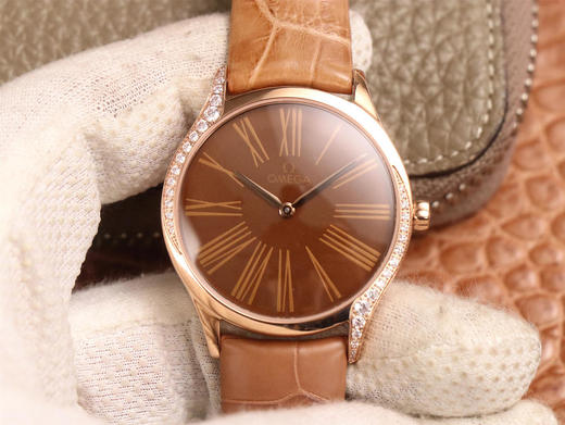 WWF欧mi茄碟飞系列，正品开模保证所有细节复原正品，所有配件%100与正品通用，美洲鳄鱼皮带，瑞士原装机芯，施华诺钻石，女士腕表，皮表带，石英机芯，密底。 商品图0