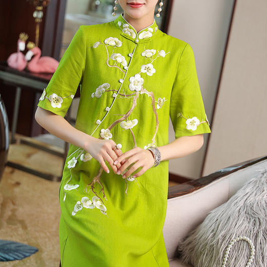 OG-52886名族复古立领盘扣重工梅花刺绣中长款袖连衣裙 商品图1