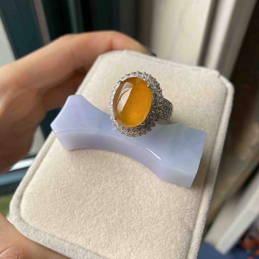 玻璃种鸡油黄大界面,无比美丽,胶感十足,黄色是土,土生万物,很饱满