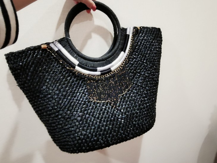 大萌芊 原价一折回馈 出口订单珠串黑色拉菲草编手拎包or10912