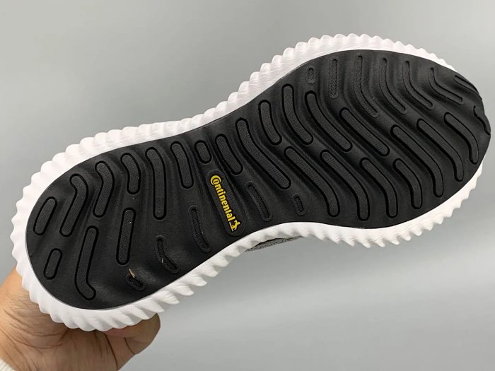 整个鞋底采用bounce和马牌橡胶底组合底