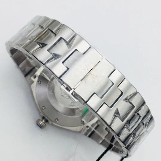 8F Factory强势推荐 市场最高版本Vacheron Constantin 江诗丹顿 Overseas 纵横四海腕表 ！江诗丹顿此款腕表多少人是“慕名而来”，源自尊达大师的设计，粗犷的表壳，尽显 商品图8