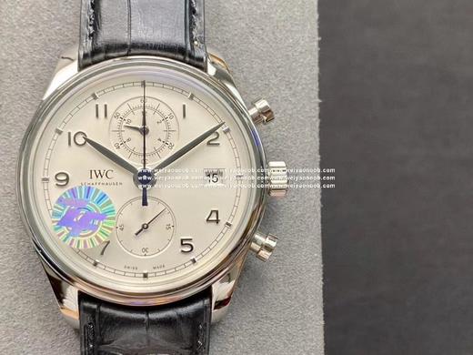 ZF 延续经典，再创辉煌——IWC葡萄牙系列 多功能 计时腕表。腕表绅士典雅，商务简约，彰显男性卓尔不群的一面。【精彩细节】腕表尺寸42mmX13.5mm。白色的盘面清新自然，无限接近原版。锅盖造型的 商品图8