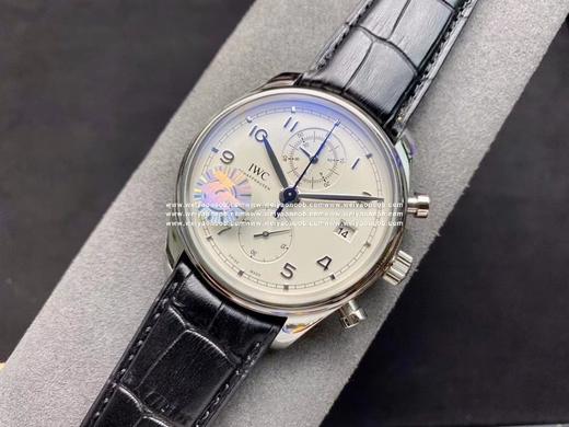 ZF 延续经典，再创辉煌——IWC葡萄牙系列 多功能 计时腕表。腕表绅士典雅，商务简约，彰显男性卓尔不群的一面。【精彩细节】腕表尺寸42mmX13.5mm。白色的盘面清新自然，无限接近原版。锅盖造型的 商品图1