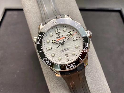 VS 欧米茄 海马300m熊猫色 白陶瓷表盘，8800机芯 真实实拍图。VS欧米海马，卖家、买家都不用担心打脸的版本。 商品图14