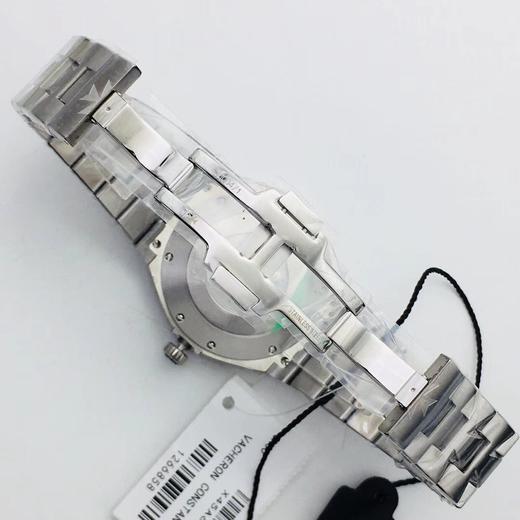 8F Factory强势推荐 市场最高版本Vacheron Constantin 江诗丹顿 Overseas 纵横四海腕表 ！江诗丹顿此款腕表多少人是“慕名而来”，源自尊达大师的设计，粗犷的表壳，尽显 商品图9