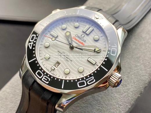 VS 欧米茄 海马300m熊猫色 白陶瓷表盘，8800机芯 真实实拍图。VS欧米海马，卖家、买家都不用担心打脸的版本。 商品图2