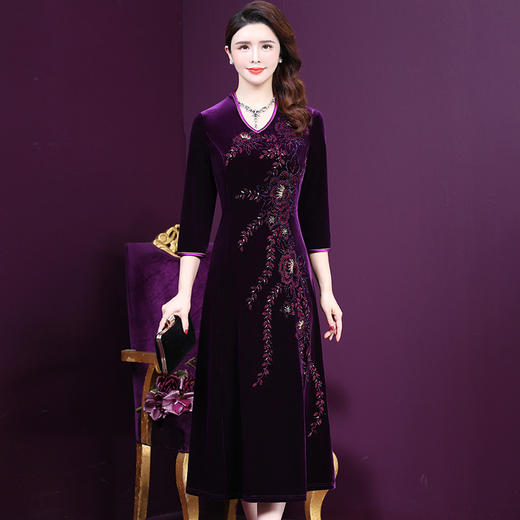 WXY-6518W时尚修身手工刺绣金丝绒连衣裙 商品图0