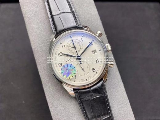 ZF 延续经典，再创辉煌——IWC葡萄牙系列 多功能 计时腕表。腕表绅士典雅，商务简约，彰显男性卓尔不群的一面。【精彩细节】腕表尺寸42mmX13.5mm。白色的盘面清新自然，无限接近原版。锅盖造型的 商品图7