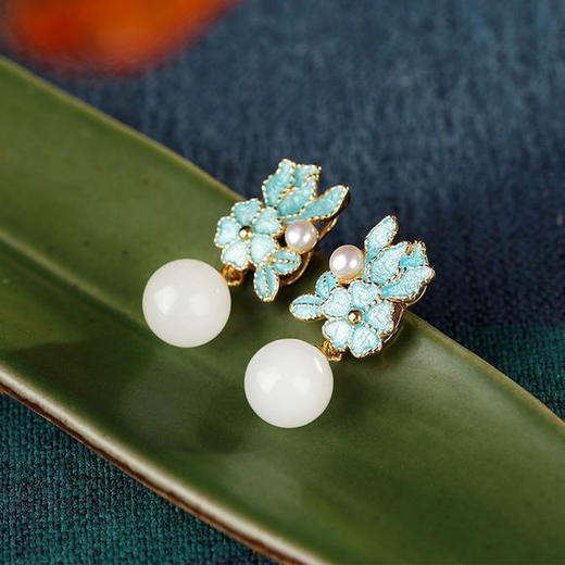 HBL-C8050-S925纯银镀金镶嵌和田白玉圆珠景泰蓝花簇珍珠耳坠 商品图0