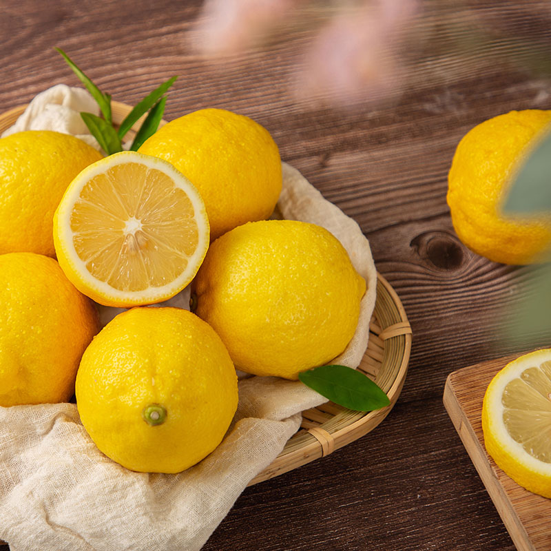 【尤力克黄柠檬 3斤】|  果实饱满，酸爽多汁，黄色的果皮包裹着嫩嫩的果肉，打开瞬间就能闻到柠檬的清香，满是酸爽好滋味