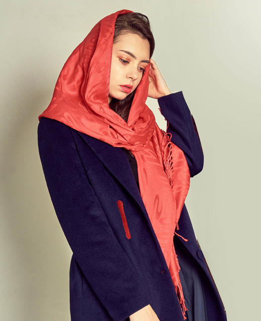 6W6701--《红围巾的女人》主题围巾--《画尽世间光影，只为挚爱女人》 商品图0