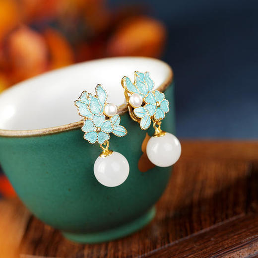 HBL-C8050-S925纯银镀金镶嵌和田白玉圆珠景泰蓝花簇珍珠耳坠 商品图1