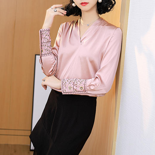 NYT-Y04新款修身时尚洋气缎面真丝衬衫修身气质v领刺绣上衣 商品图2