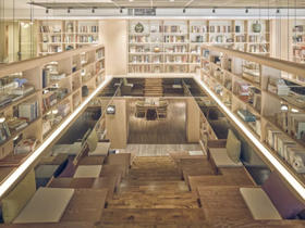 ★周末不加价★ ¥628起/晚，入住【南京夜泊秦淮君亭酒店·秦淮书舍】享豪华大床房+双人早餐，赠图书一本！睡在秦淮河畔“书海”沉浸式艺术酒店，玩转热门景点！有效期至2025年12月29日