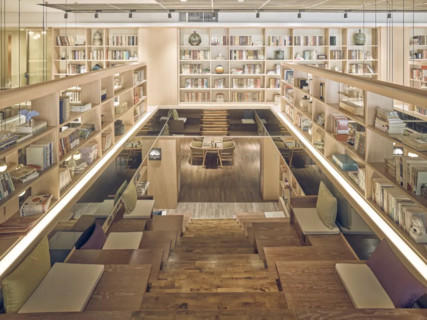 ★周末不加价★ ¥628起/晚，入住【南京夜泊秦淮君亭酒店·秦淮书舍】享豪华大床房+双人早餐，赠图书一本！睡在秦淮河畔“书海”沉浸式艺术酒店，玩转热门景点！有效期至2025年12月29日 商品图0