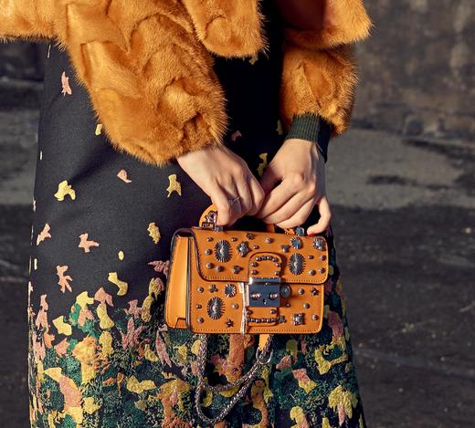 【伯妮斯茵】3J6711-橙色真皮带钉时尚包 商品图1