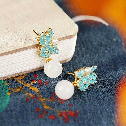 HBL-C8050-S925纯银镀金镶嵌和田白玉圆珠景泰蓝花簇珍珠耳坠 商品图2