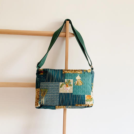 HUGOJIRO中号斜挎包插画仲春之月 商品图1