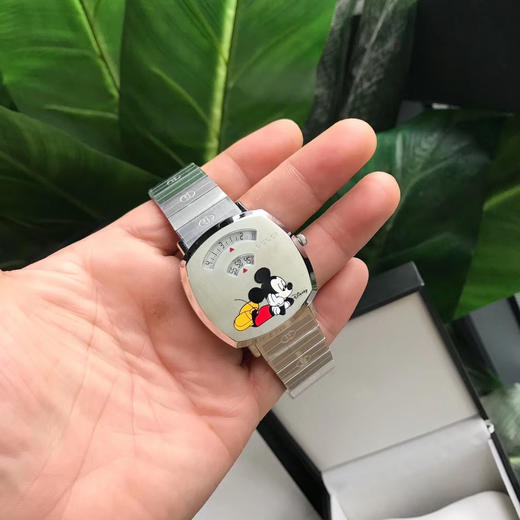 期待已久不负众望guccigrip米老鼠系列腕表亮相gucci米兰时装周