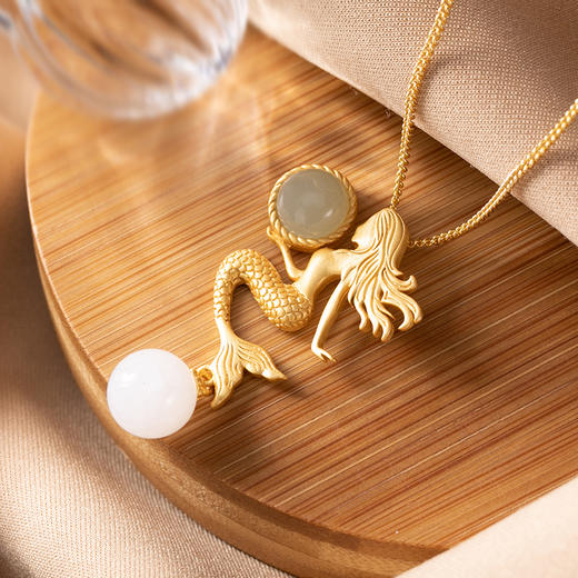 银镀金镶嵌和田玉圆珠美人鱼挂坠项链白玉珠海的女儿锁骨金项链cw