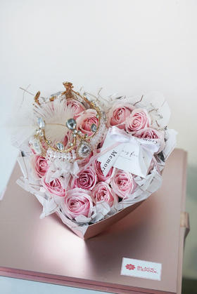 皇冠女神花盒（11朵粉色玫瑰鲜花）我爱你,每一天