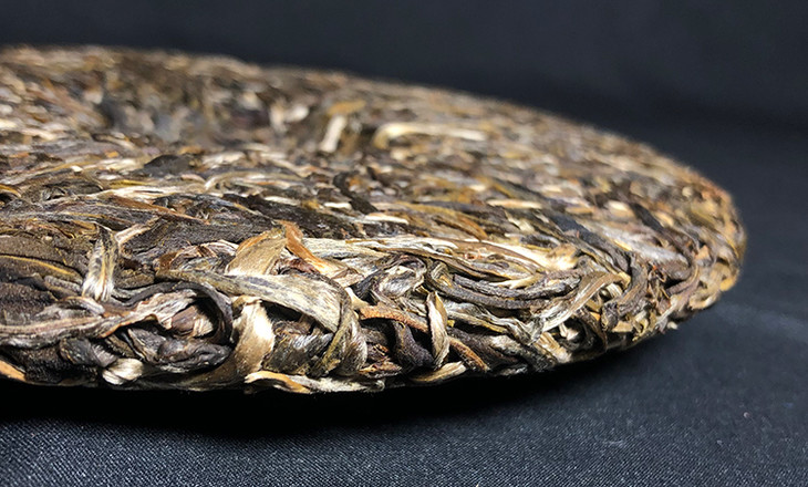 古寨春【曼秀】300年古树纯料易武普洱茶生茶2019年头春饼茶 357g