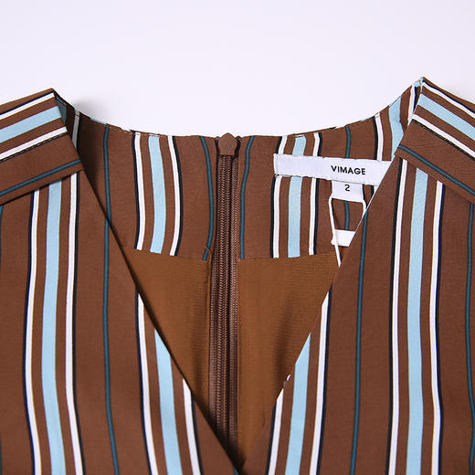 VIMAGE纬漫纪新款时尚不规则V领收腰显瘦条纹雪纺连衣裙V1307904 商品图8