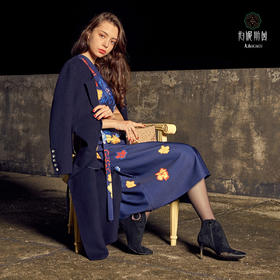 售罄【伯妮斯茵】6C6631--大衣--《花园中的母子》