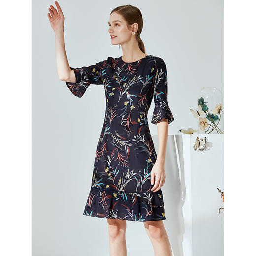 EITIE爱特爱夏季桑蚕丝新款时尚通勤喇叭袖收腰修身荷叶边桑蚕丝连衣裙女B2007404 商品图1