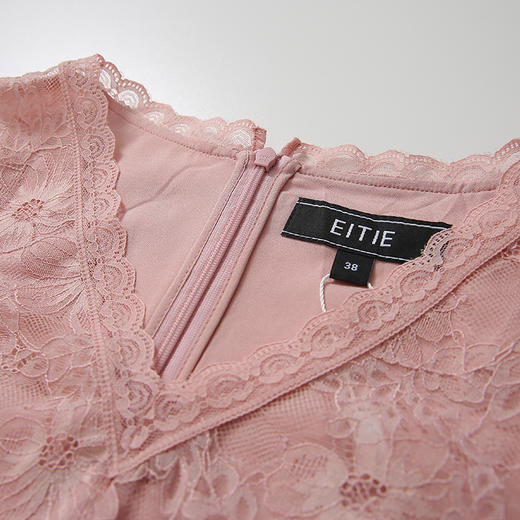 EITIE爱特爱夏季新款时尚镂空蕾丝V领通勤收腰显瘦连衣裙女5907654 商品图7