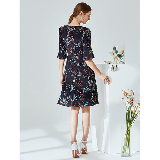 EITIE爱特爱夏季桑蚕丝新款时尚通勤喇叭袖收腰修身荷叶边桑蚕丝连衣裙女B2007404 商品图3