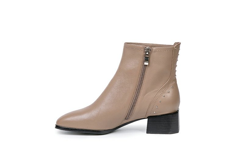 千百度女鞋秋季新品牛皮切尔西靴铆钉通勤女短靴a9502403wx