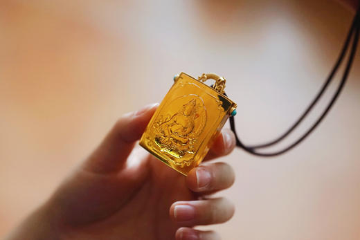 黄财神·墨西哥蓝珀18K喷砂黄金雕件 方牌吊坠 商品图4