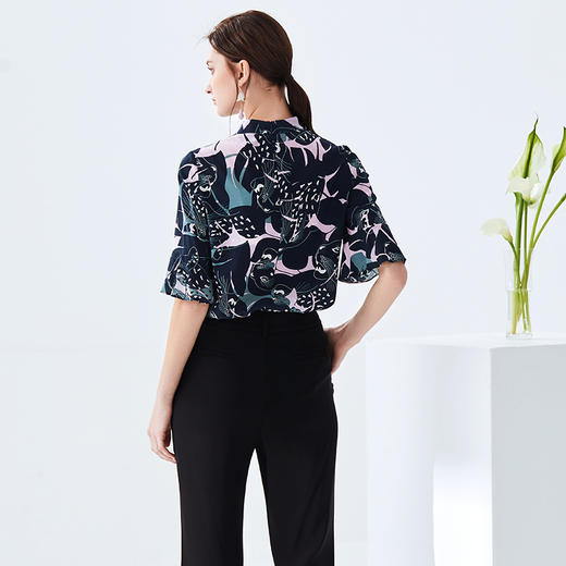 EITIE爱特爱夏季桑蚕丝新款时尚通勤立领飘带印花喇叭袖上衣女5913625 商品图4