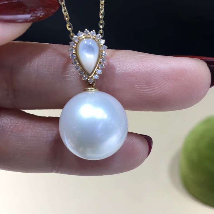 珍珠吊坠规格1415mm正圆微微瑕不明显18k金镶钻石白蝶贝好看又特别送