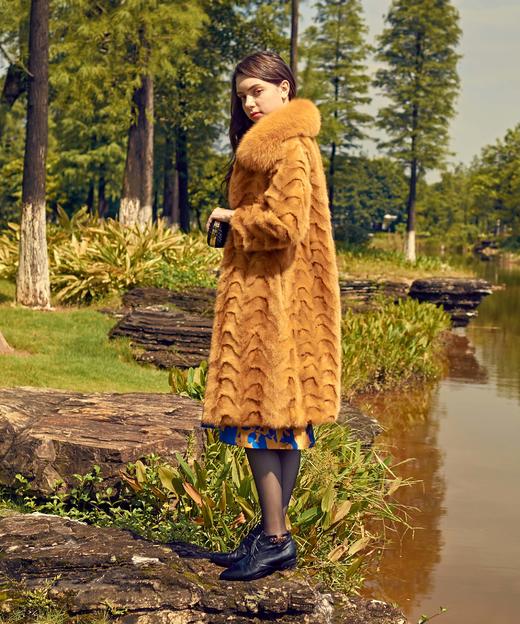 《画尽世界光影，只为挚爱的女人》--白杨树  高贵气质中长款外套皮草--6P6692 商品图4