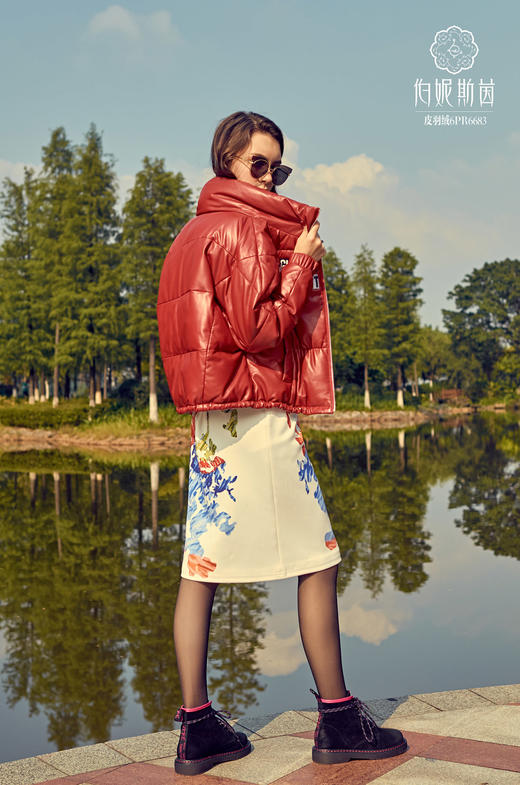红色 立领短款皮羽绒服--《画尽世界光影，只为挚爱的女人》6PR6683 商品图2