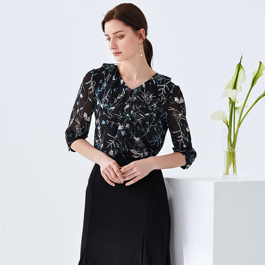 EITIE爱特爱夏季新款时尚通勤百搭印花直筒显瘦短上衣女5913631 商品图3