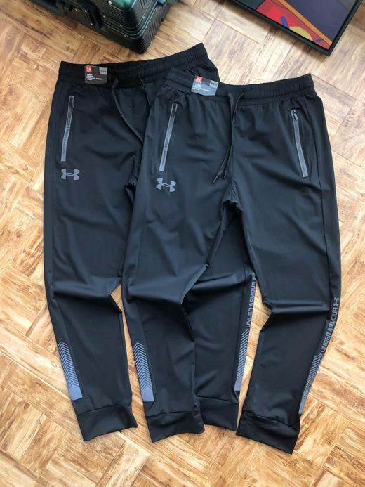 点此购买 安德玛男女款拼接反光条休闲运动裤 左140090