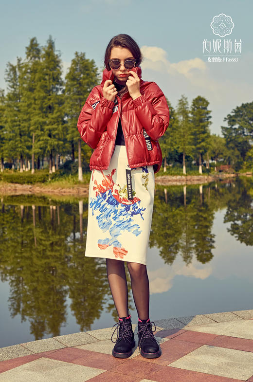红色 立领短款皮羽绒服--《画尽世界光影，只为挚爱的女人》6PR6683 商品图4