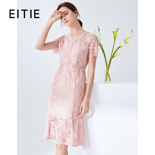 EITIE爱特爱夏季新款时尚镂空蕾丝V领通勤收腰显瘦连衣裙女5907654 商品图0