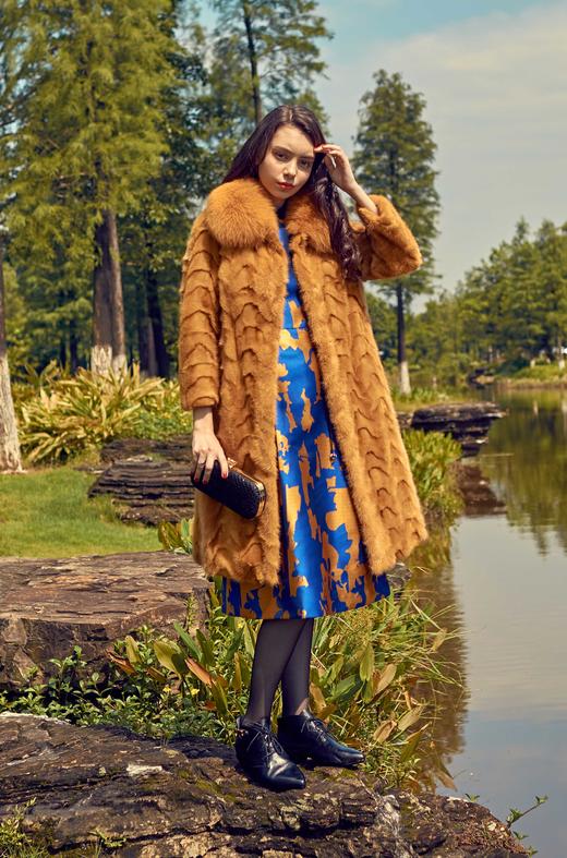 《画尽世界光影，只为挚爱的女人》--白杨树  高贵气质中长款外套皮草--6P6692 商品图1