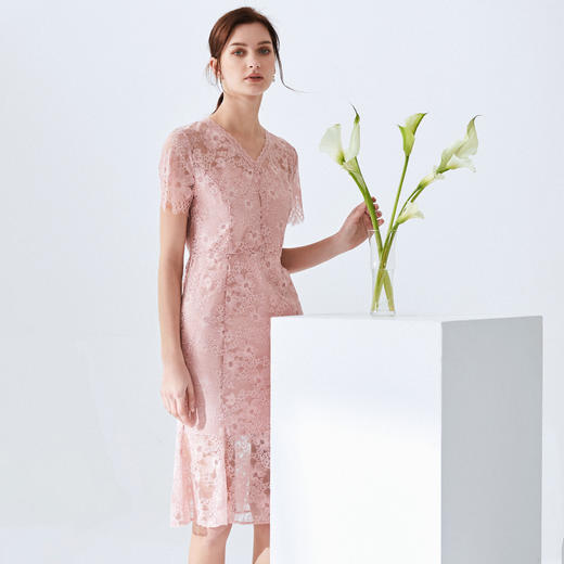 EITIE爱特爱夏季新款时尚镂空蕾丝V领通勤收腰显瘦连衣裙女5907654 商品图2