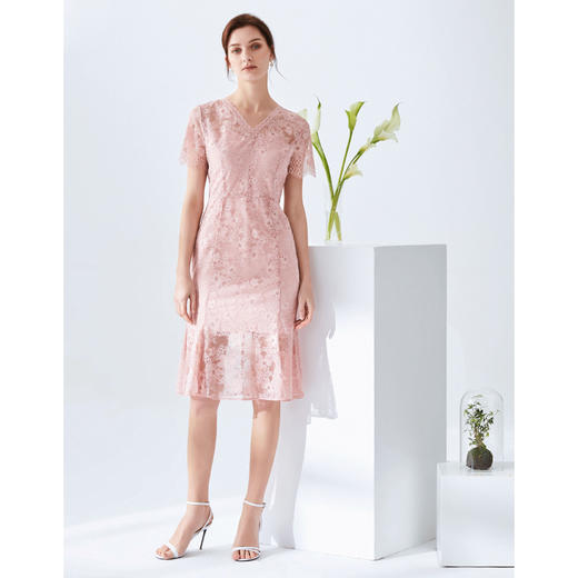 EITIE爱特爱夏季新款时尚镂空蕾丝V领通勤收腰显瘦连衣裙女5907654 商品图1