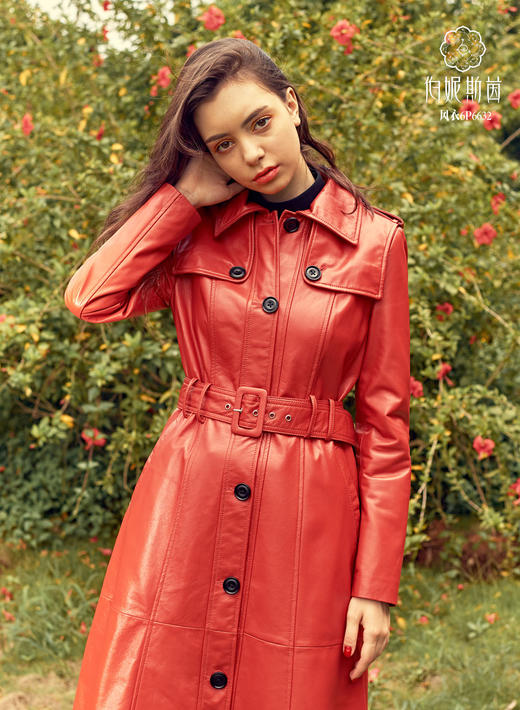 【伯妮斯茵】显瘦气质红色长款修身皮衣--《花园中的母子》6P6632 商品图2