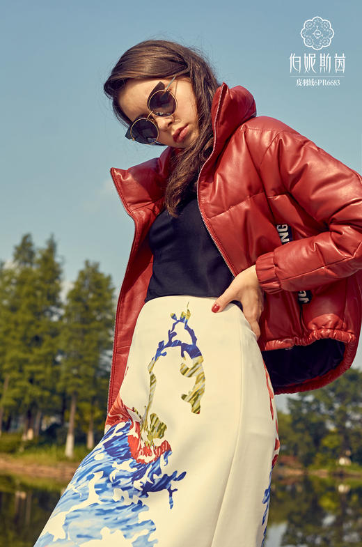 红色 立领短款皮羽绒服--《画尽世界光影，只为挚爱的女人》6PR6683 商品图3