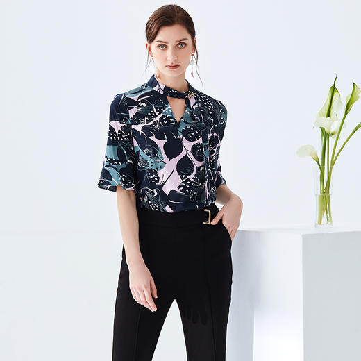 EITIE爱特爱夏季桑蚕丝新款时尚通勤立领飘带印花喇叭袖上衣女5913625 商品图2